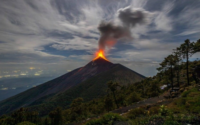 Nueva erupción del volcán Fuego en Guatemala afecta a unas 29.000 personas