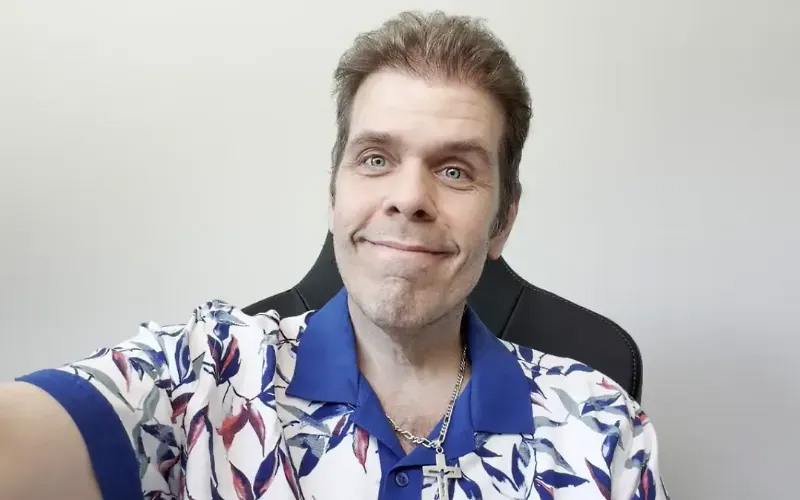 Familia de Perez Hilton confirma que recibe tratamiento médico tras incidente en vivo