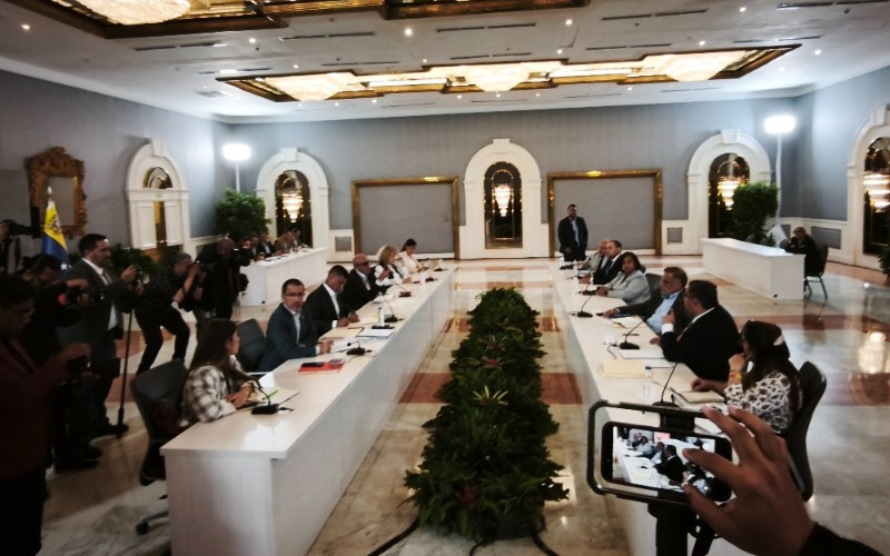 Gobierno encargado y sector opositor inician diálogo sobre transición en segundo día de conversaciones