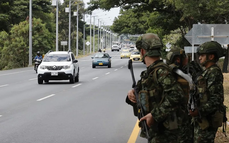 Colombia registra varios ataques con explosivos a un día de la investidura de De la Espriella, que dejan un policía muerto