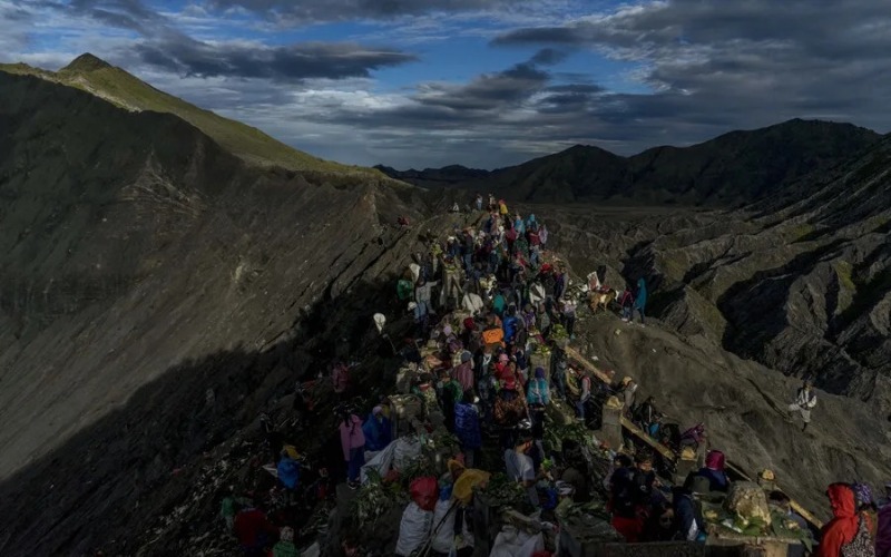 Cierran al turismo el Parque Nacional del Monte Bromo por incendios fuera de control en Indonesia