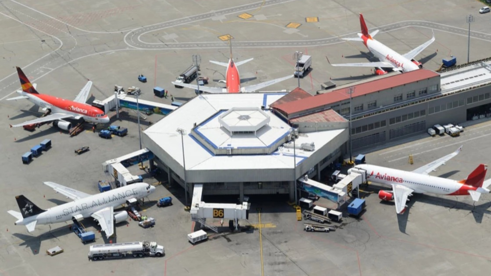 Reabren tres aeropuertos internacionales en Colombia tras sismo