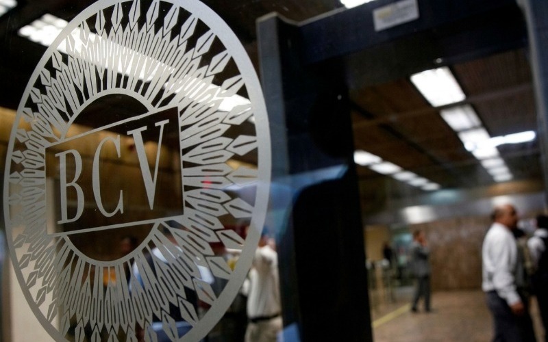 BCV fija nuevas comisiones para pago móvil y tarjetas de débito