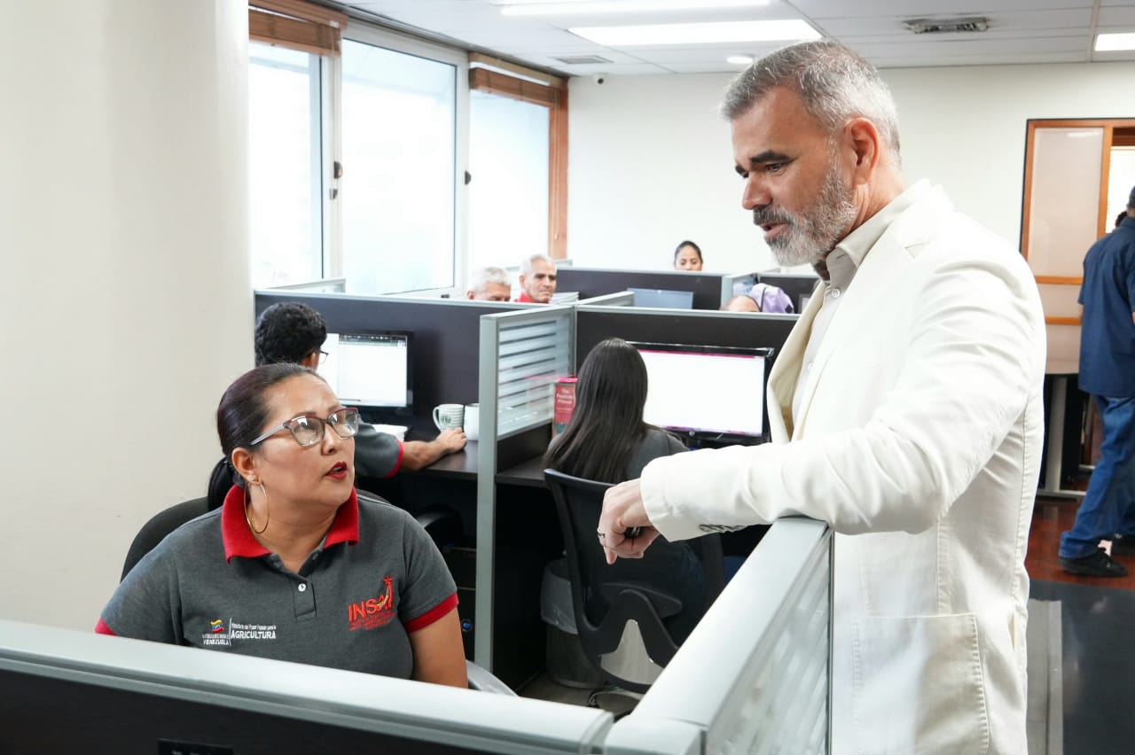 Ministro Padrino López elimina revisión presencial de etiquetas en el INSAI
