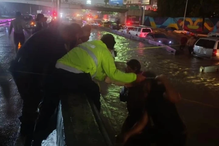 Cuerpos de seguridad y Sistema de Gestión de Riesgos desplegados en Caracas por lluvias