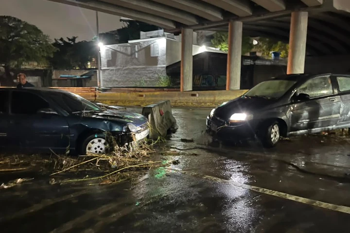 Cerrada la autopista en Caracas para agilizar labores de limpieza tras intensas lluvias