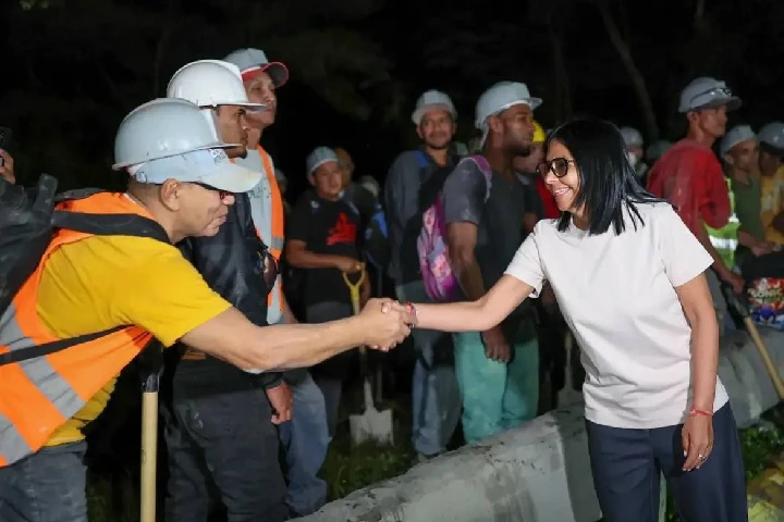 Presidenta Delcy Rodríguez supervisa trabajos de despeje vial tras fuertes lluvias en Caracas