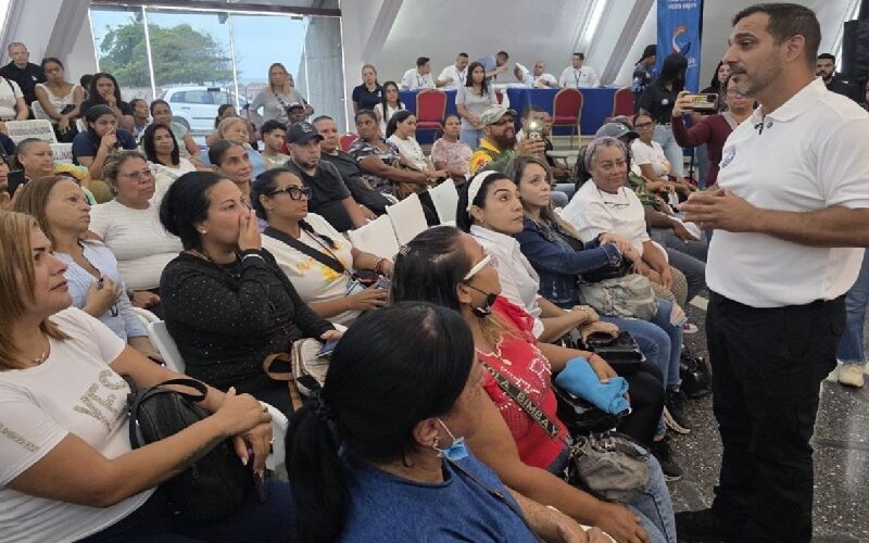 Emprendedores de La Guaira reciben financiamiento para levantar sus comercios