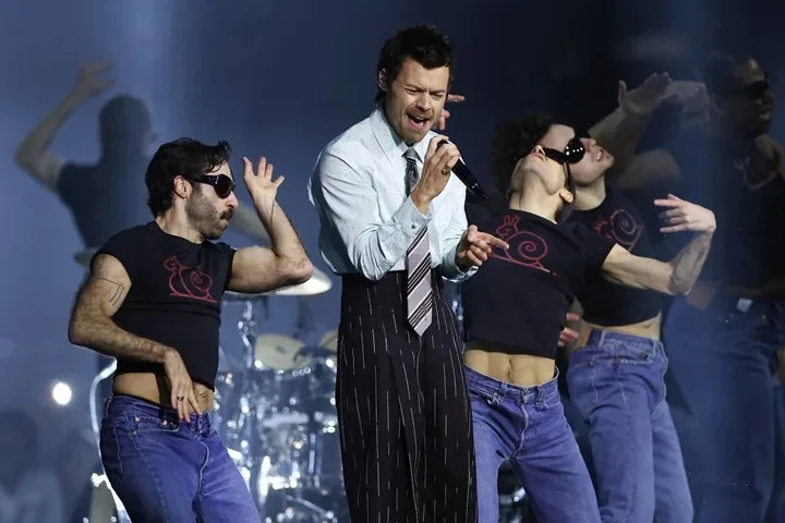Harry Styles rinde homenaje a Dolly Parton durante concierto en Nueva York